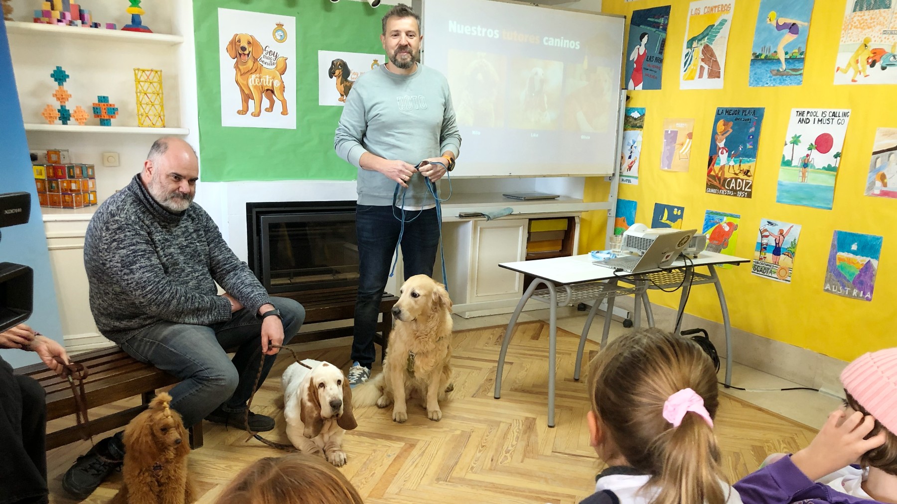 Un momento de la sesión con los tutores caninos y alumnos