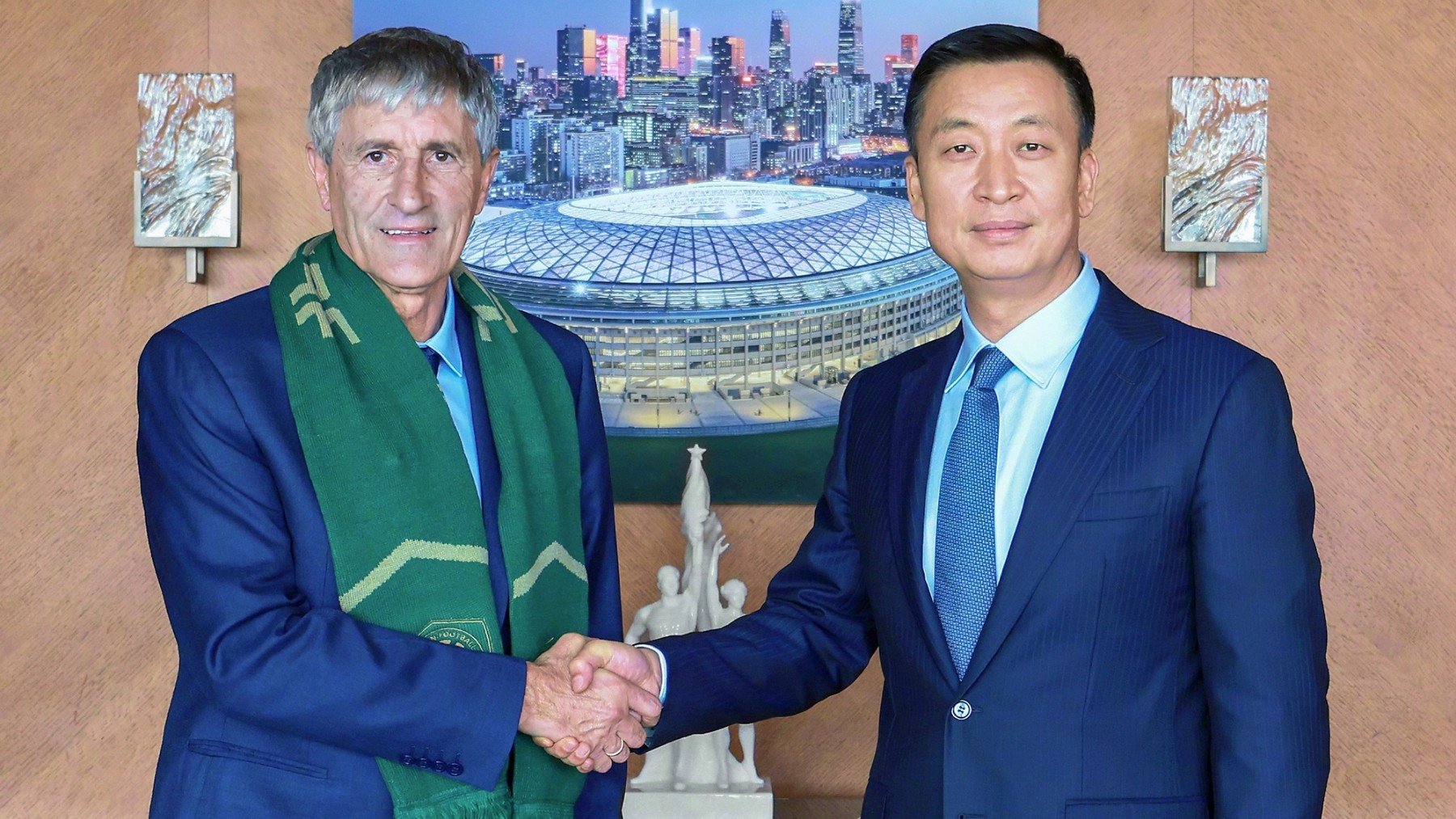 Quique Setién estrecha la mano a Zhong Jinhui, presidente del Beijing Guoan, tras anunciar su fichaje. (Beijing Guoan)