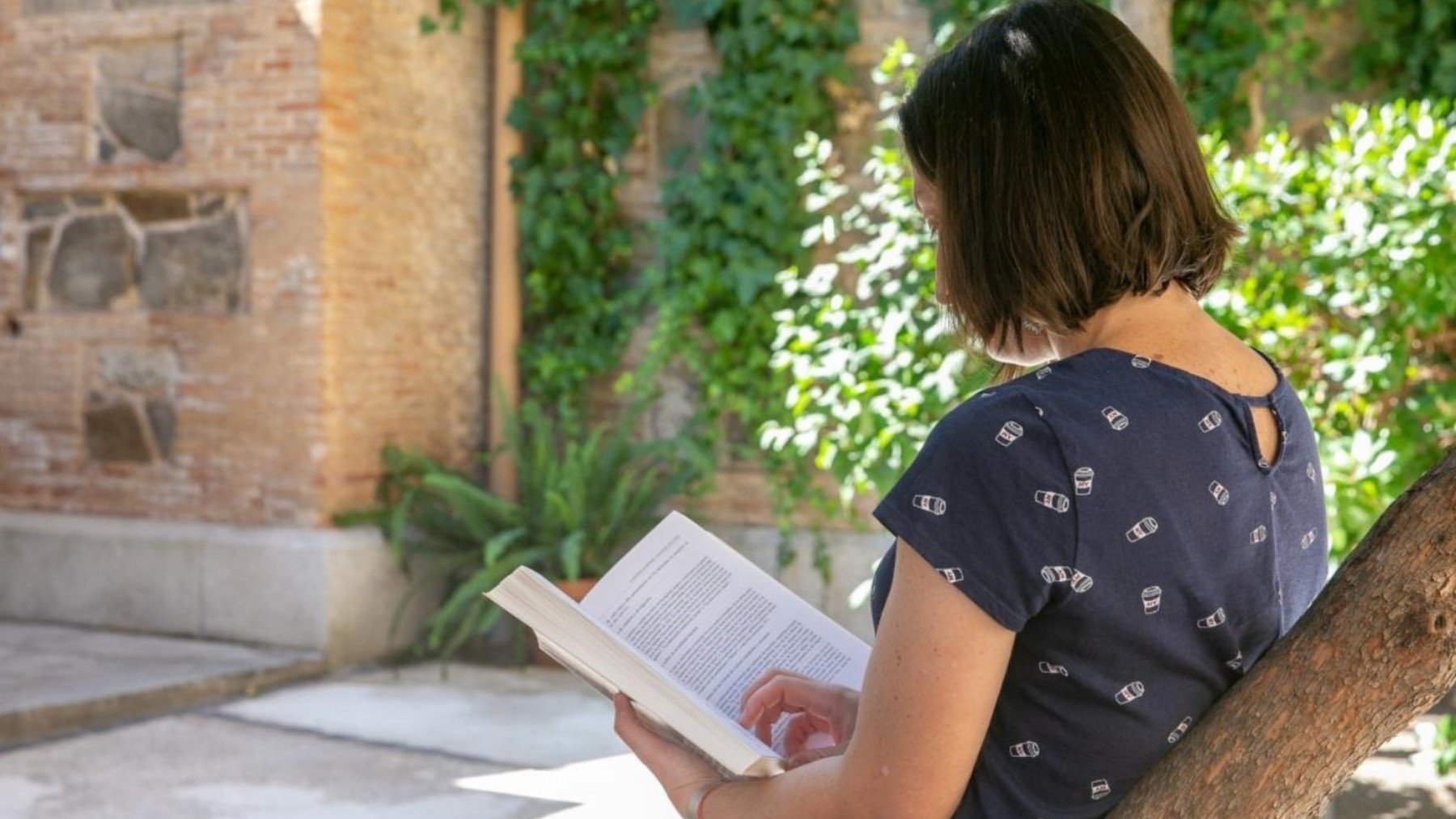 Una mujer leyendo.