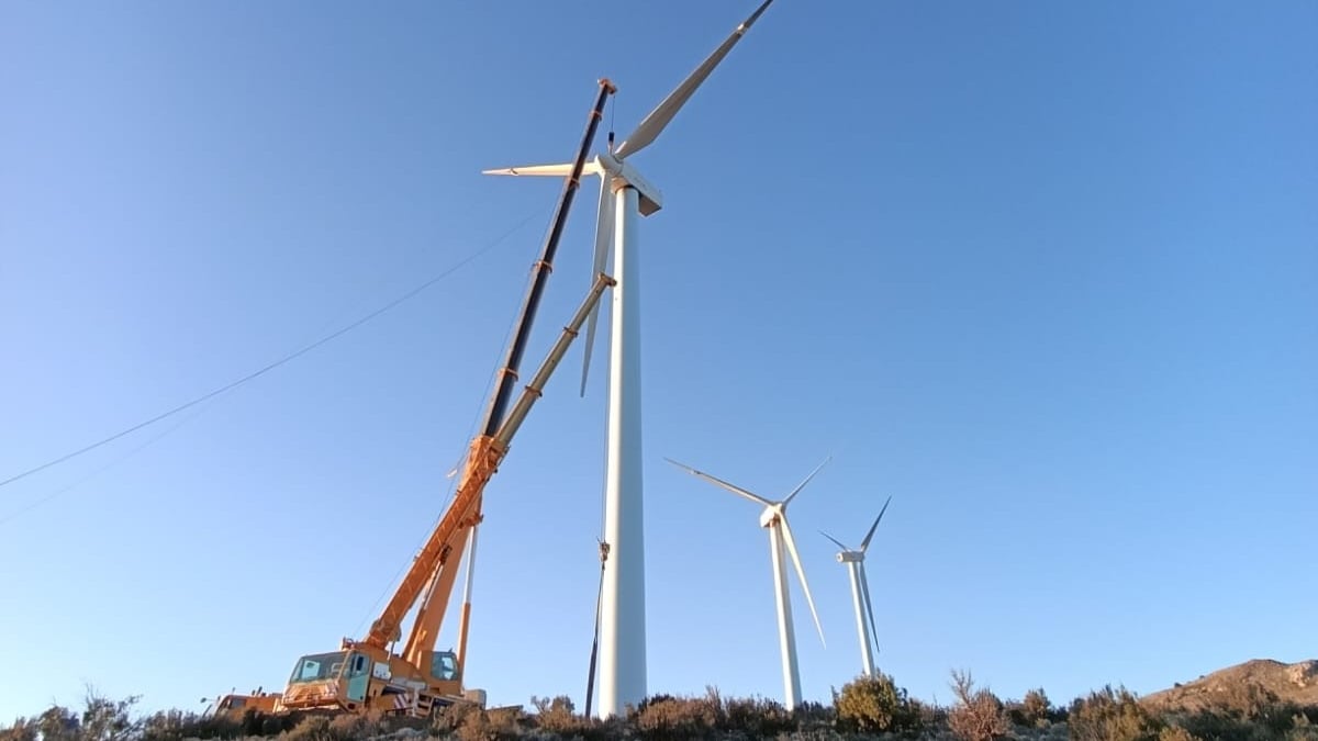 Trabajos de desmontaje de los aerogeneradores de Iberdrola para el reciclaje de sus componentes