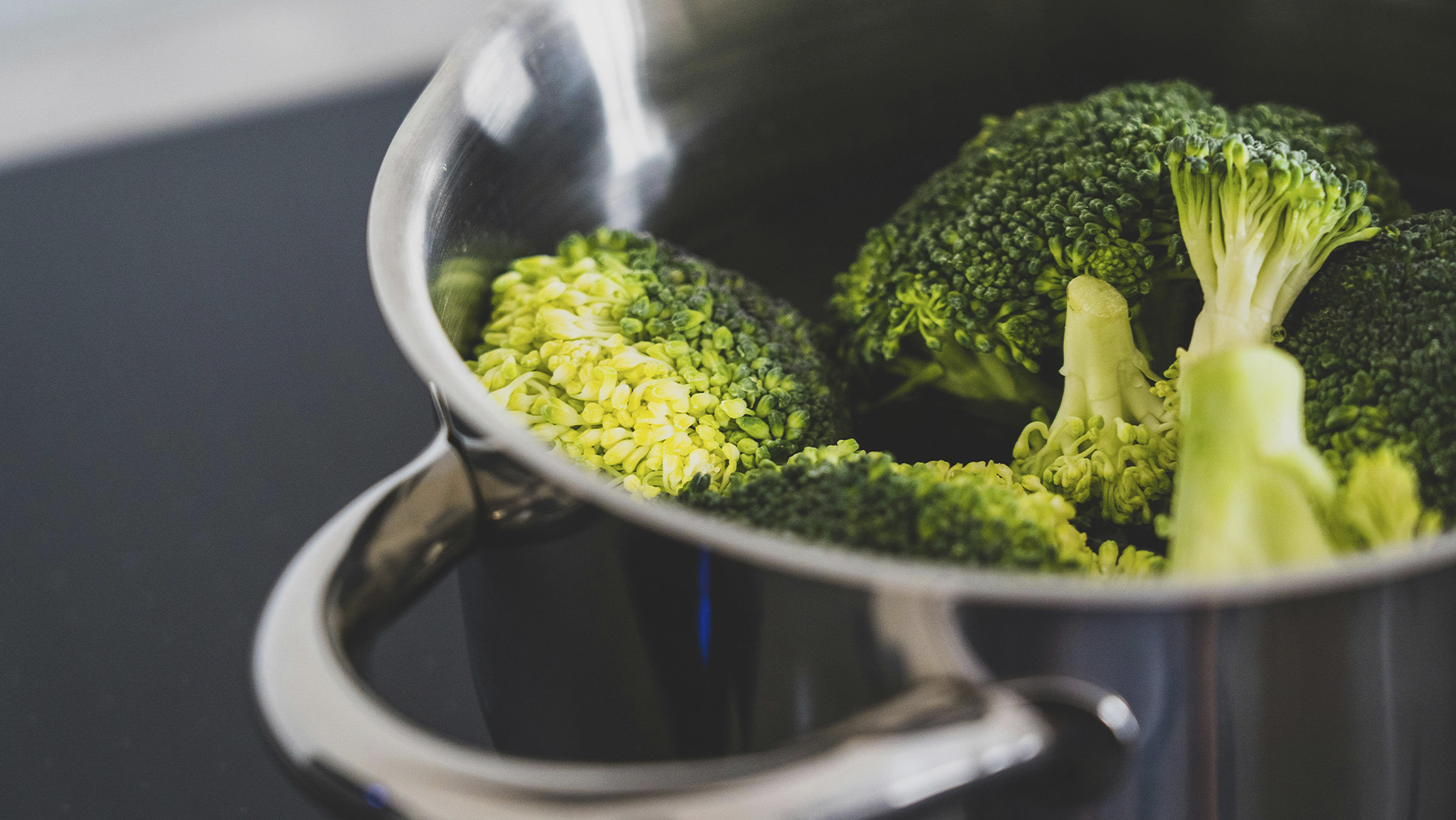 Brócoli en una olla para hervir. Foto: Pexels.