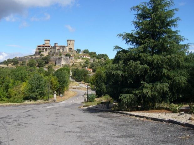 Dormir en un castillo medieval de lujo sin salir de España es posible: por menos de 70€ la noche