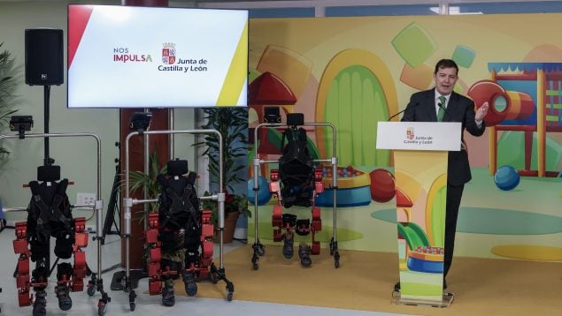 El Hospital de León incorpora un exoesqueleto pediátrico para tratar a niños con patologías neuromotoras