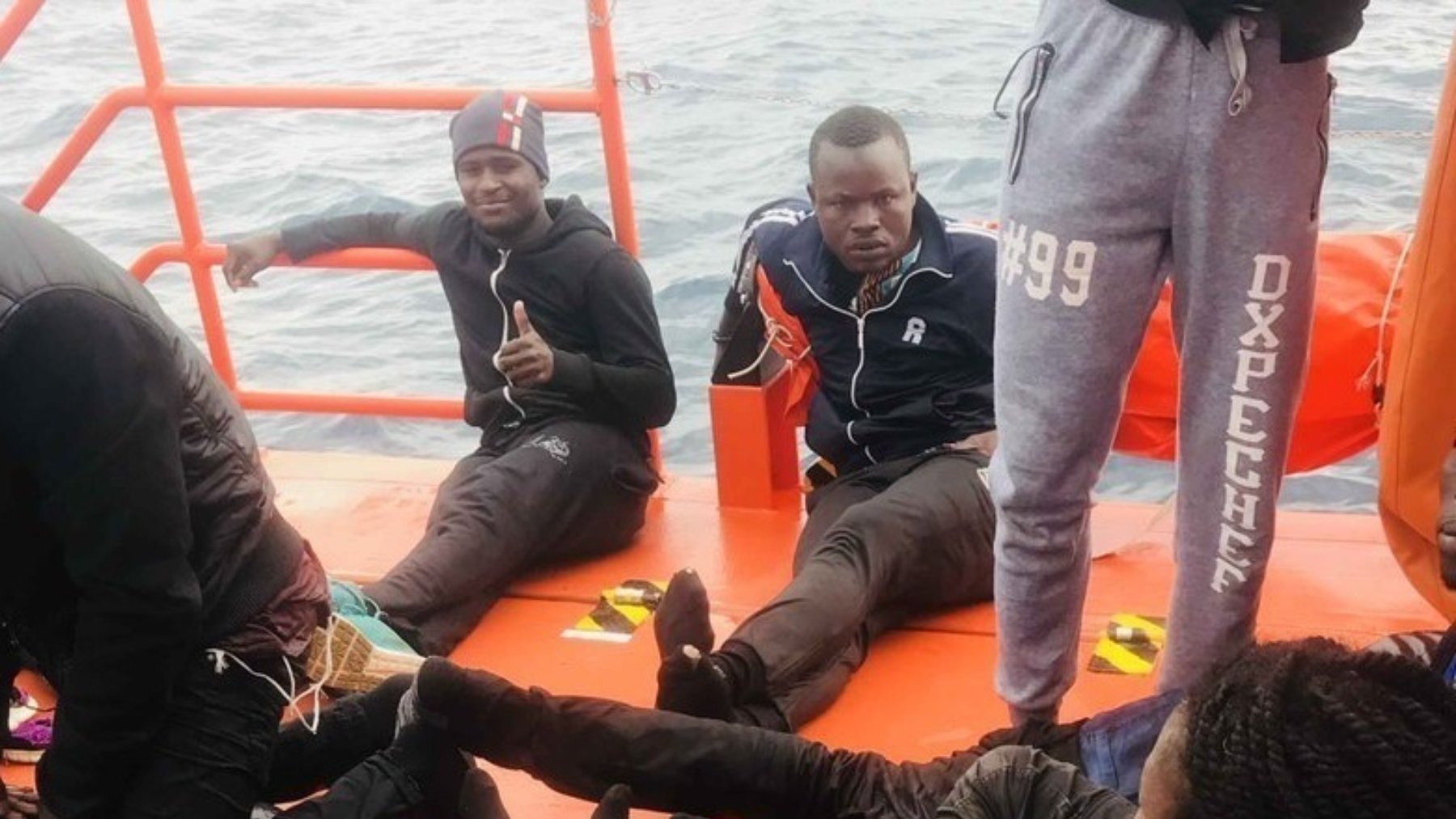 Inmigrantes ilegales en una patrullera de Salvamento Marítimo.