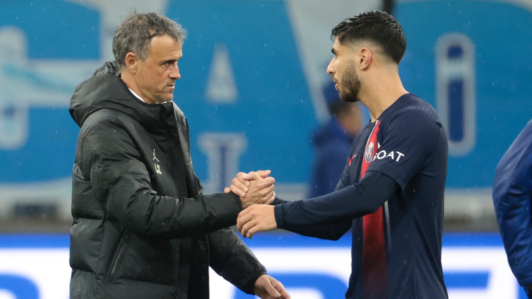 Luis Enrique saludando a Marco Asensio tras un partido. (EP)