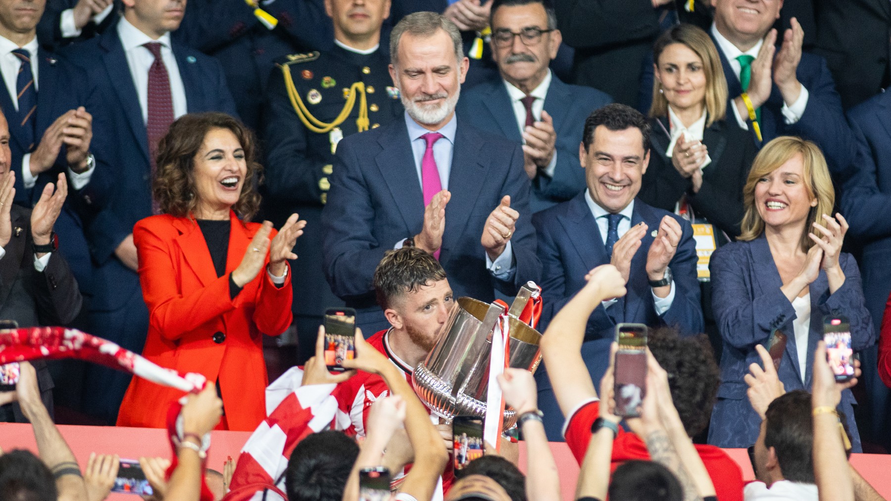 Felipe VI y Moreno aplauden mientras Munian levanta la Copa del Rey del Athletic en La Cartuja. (Foto: AFP7)