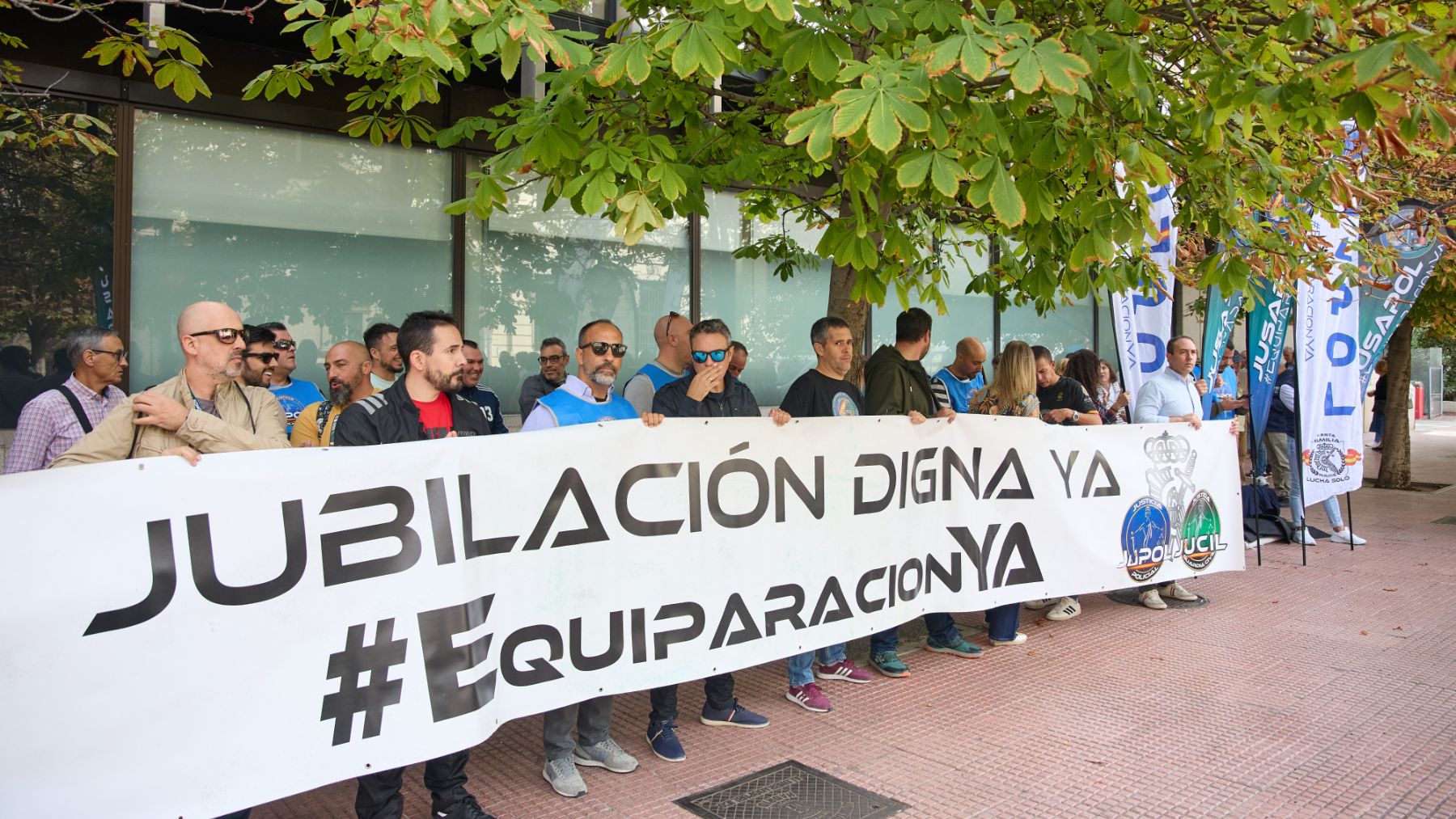 Varias personas durante una concentración de la Asociación JUSAPOL. (EP)