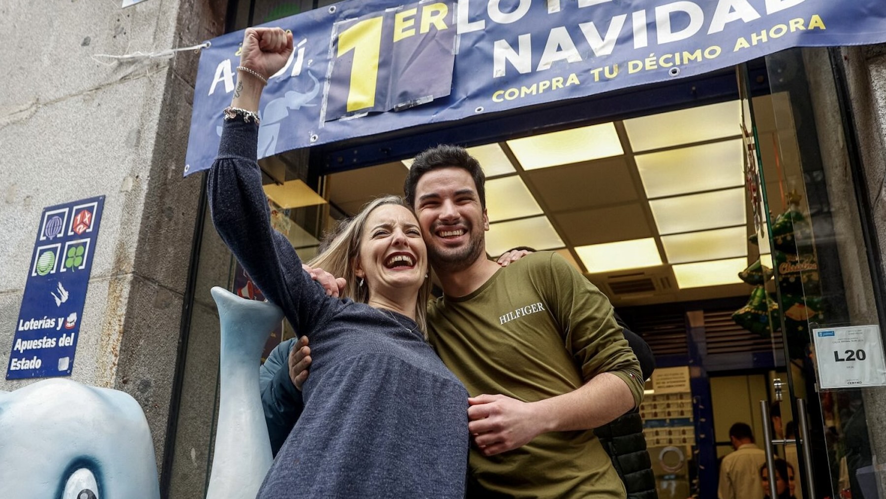 Pareja ganadora del Gordo celebran en la administración ‘El Elefante de Arenal’ en Madrid. Foto: Rtve.