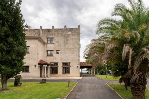 Dormir en un castillo medieval de lujo sin salir de España es posible: por menos de 70€ la noche