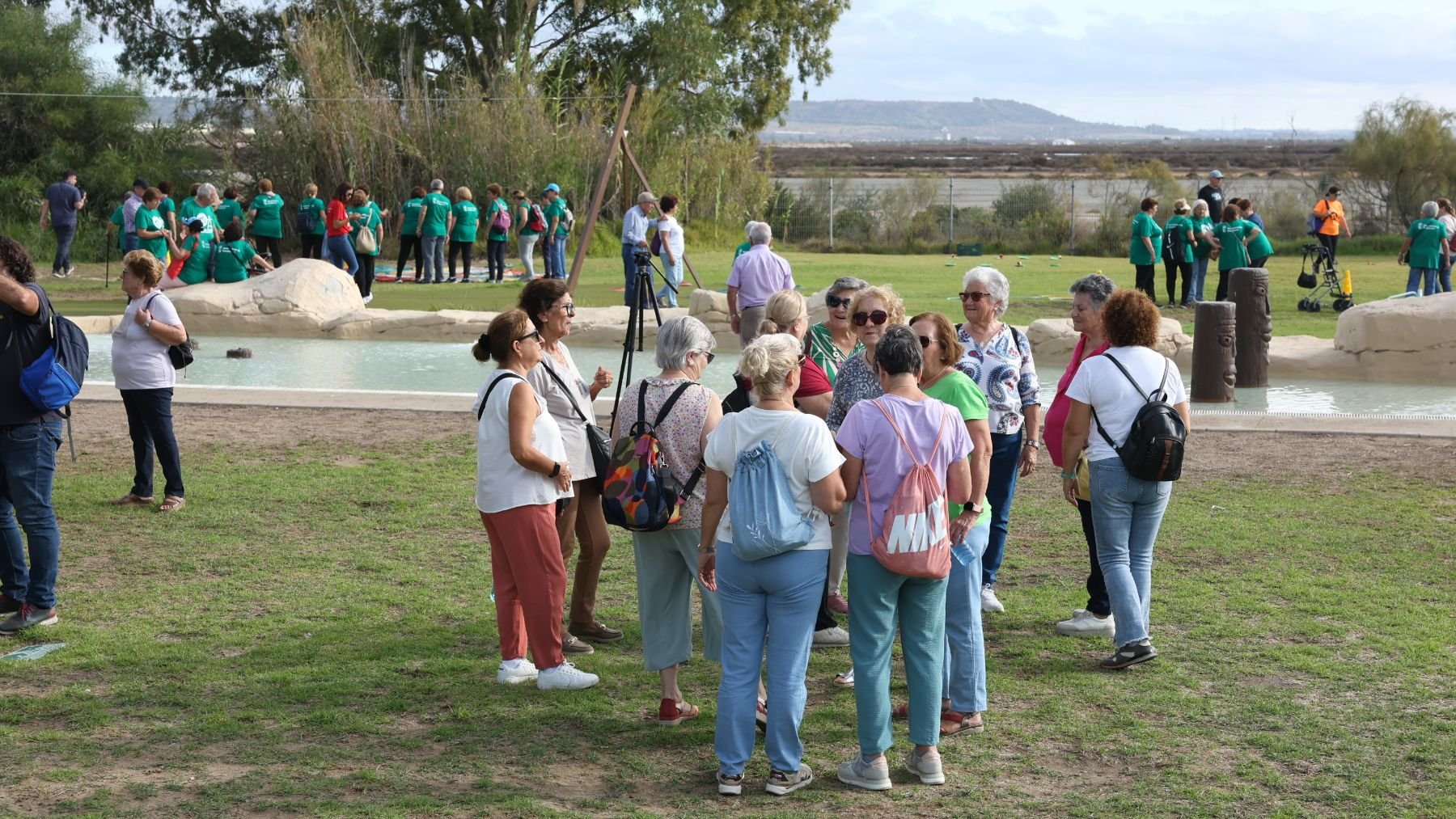 Varias personas mayores en un parque. (EP)