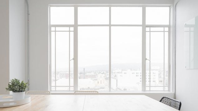 El truco de los expertos para limpiar las ventanas, el truco más sencillo para quitar el polvo de las ventanas, truco para limpiar ventanales rápido.