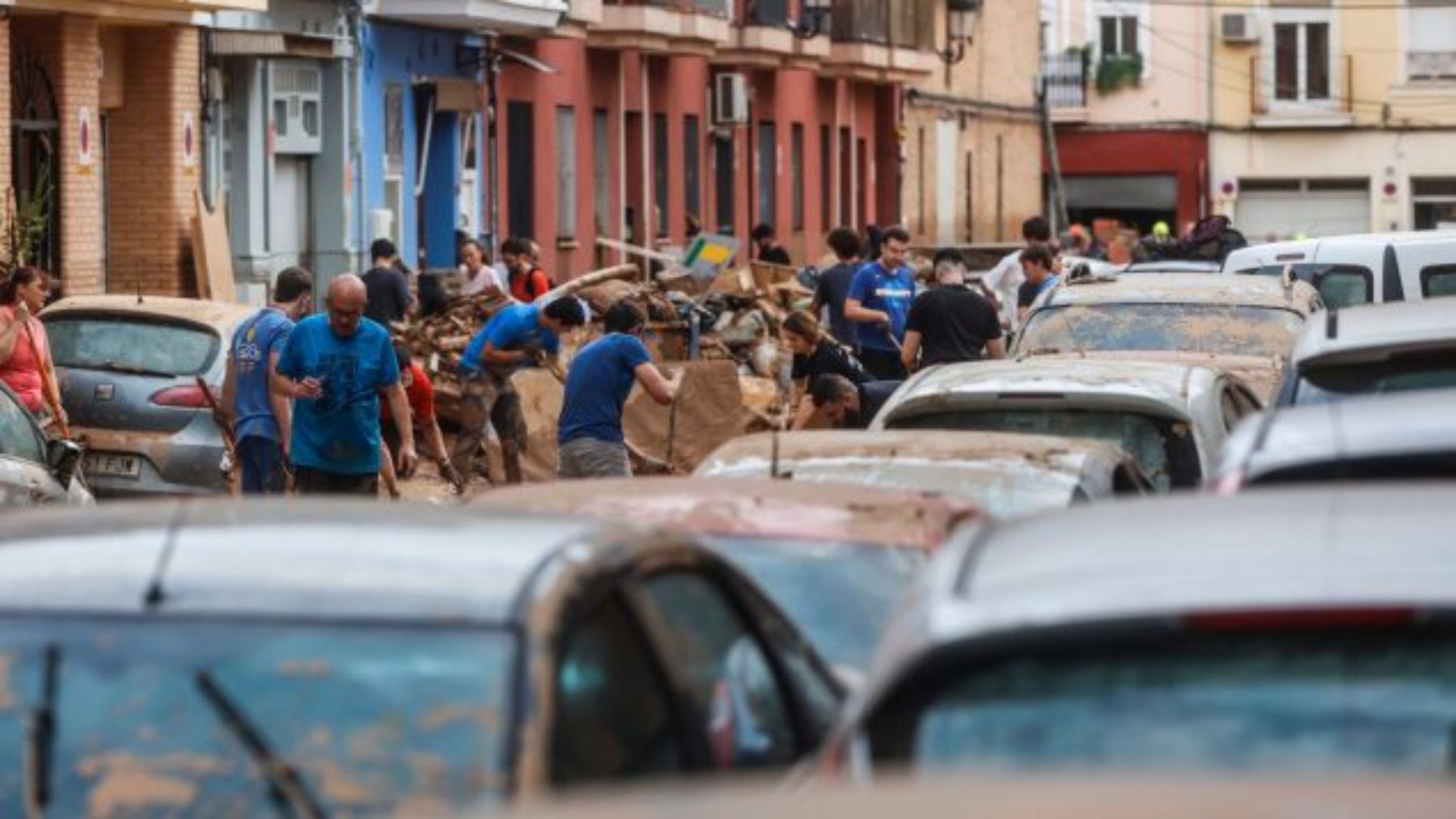 Trabajos de desescombro en Valencia. (Foto: EP)