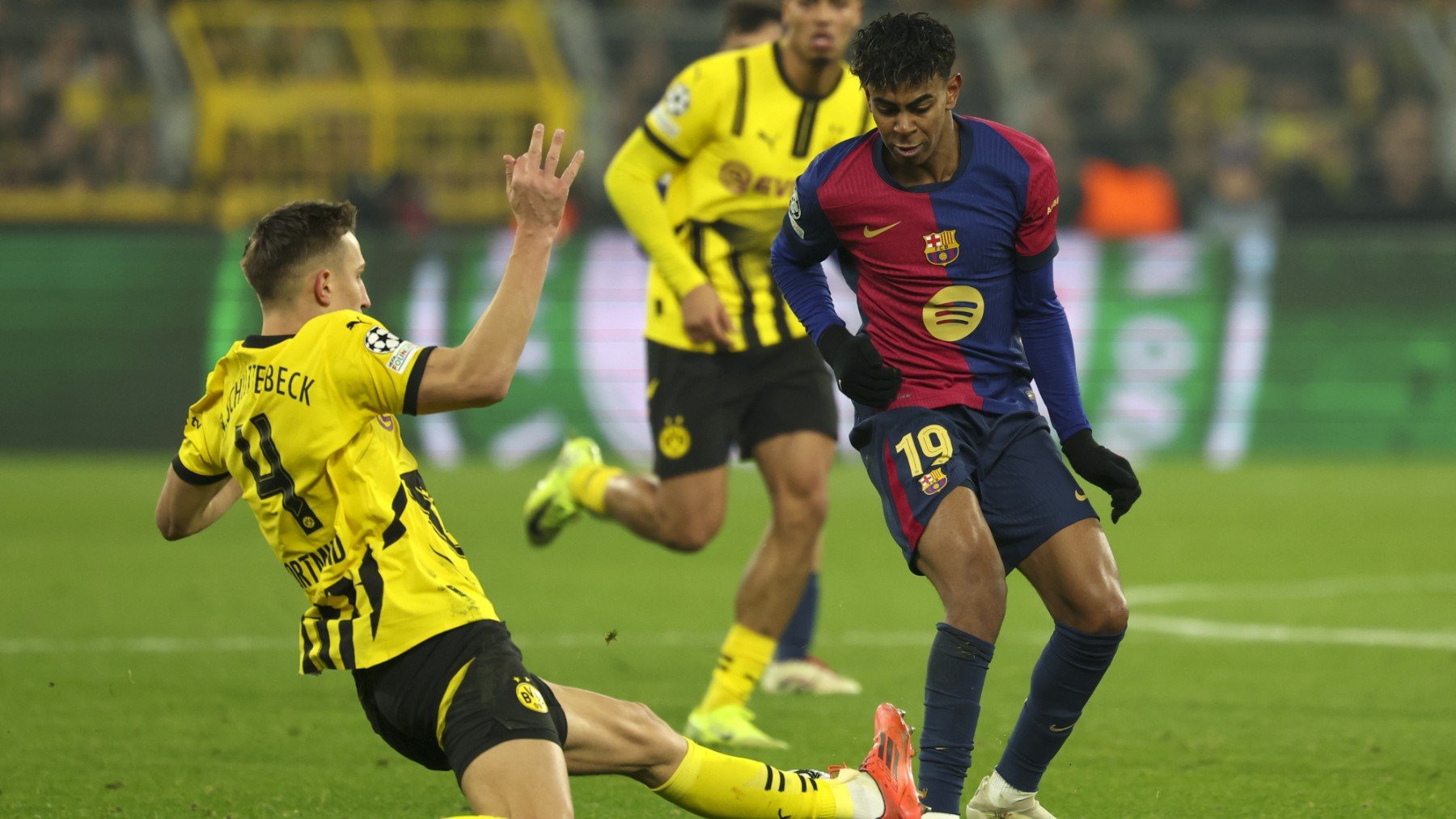 Lamine Yamal, durante el partido del Barcelona ante el Dortmund. (EP)