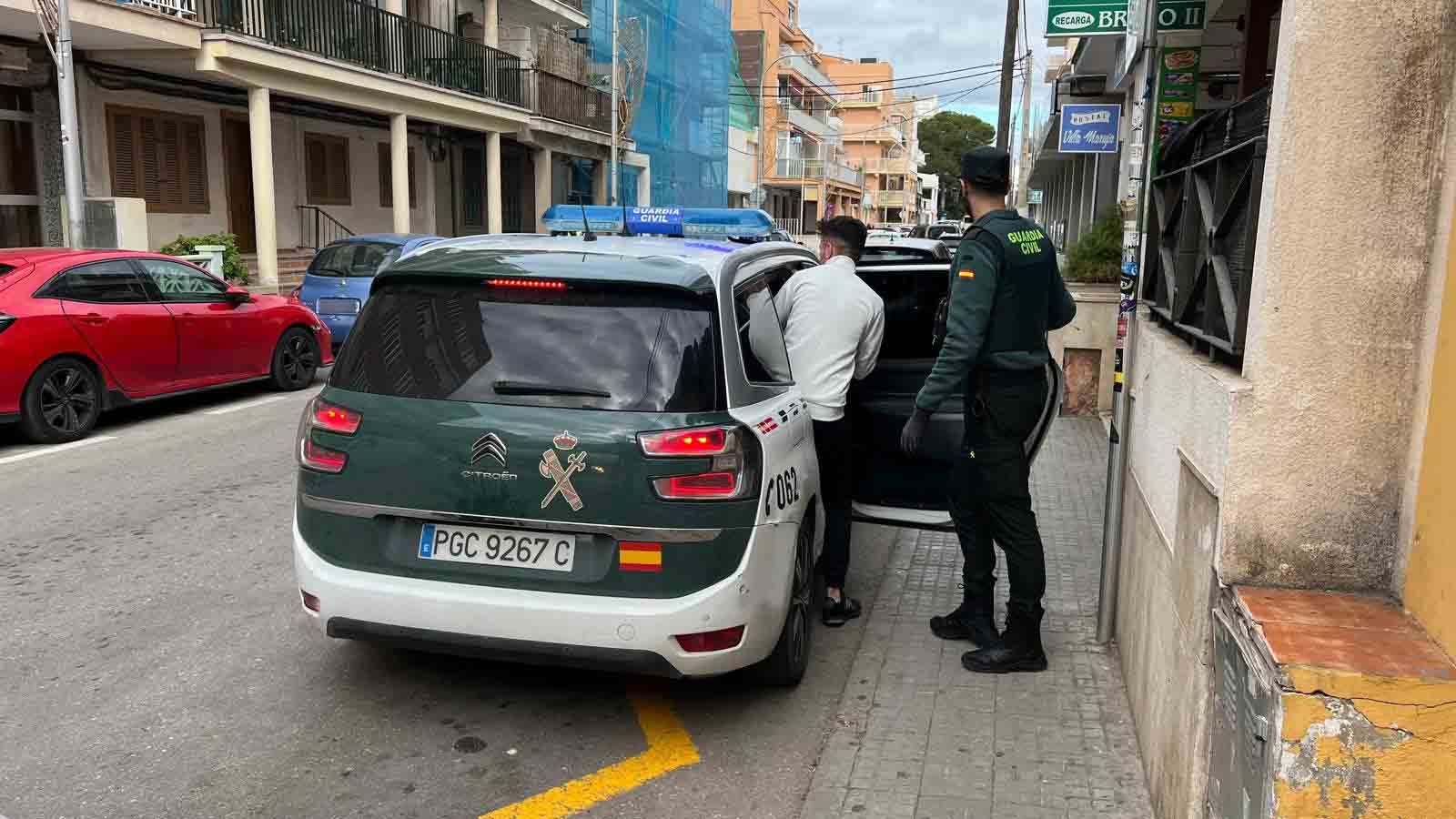Uno de los detenidos entrando en el coche de la Guardia Civil.