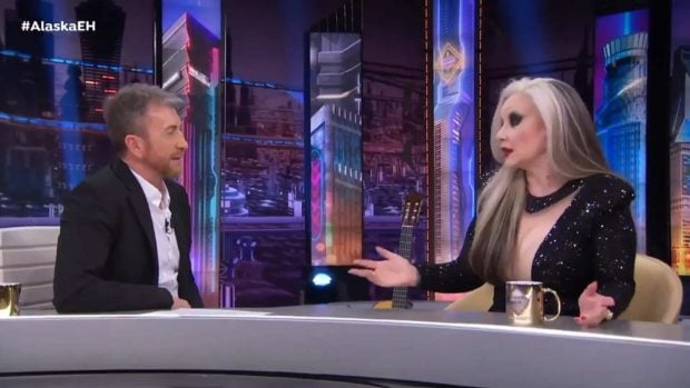 Pablo Motos recibe a Alaska en 'El Hormiguero'. (Atresmedia)