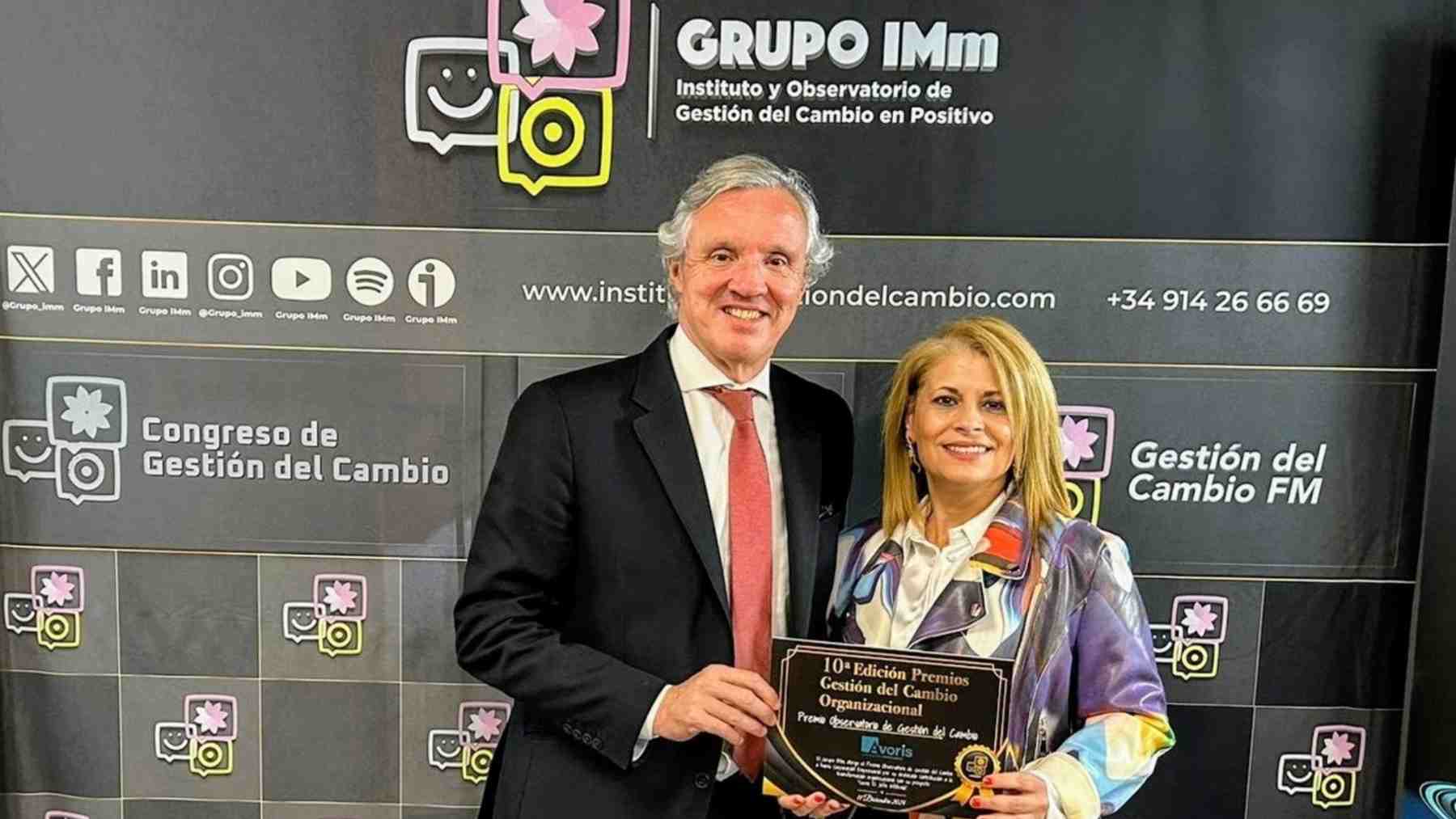 Carlos Garrido y Eva Chaparro con el premio concedido a Ávoris.