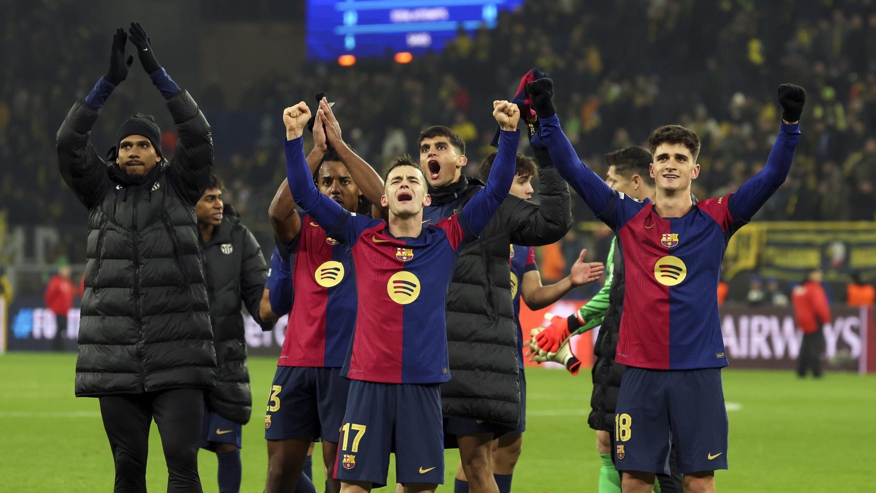 El Barça celebra la victoria en Dortmund. (EFE)