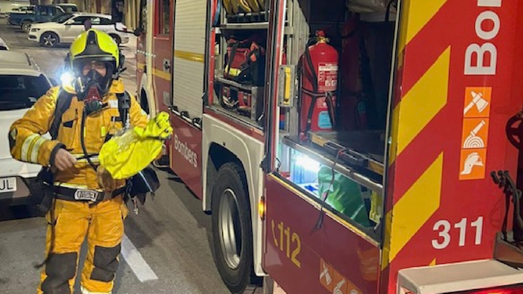 Un bombero de la Diputación de Alicante junto a un vehículo del Consorcio Provincial.