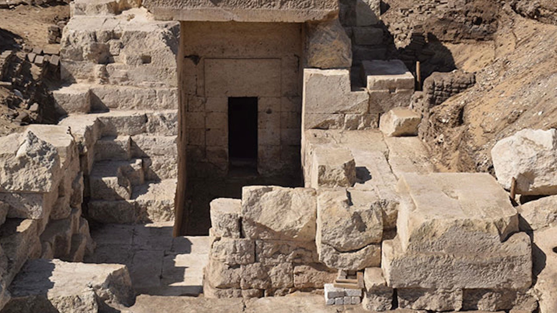 Restos de un templo ptolemaico descubiertos en Sohag. Foto: Asociación Española de Egiptología.