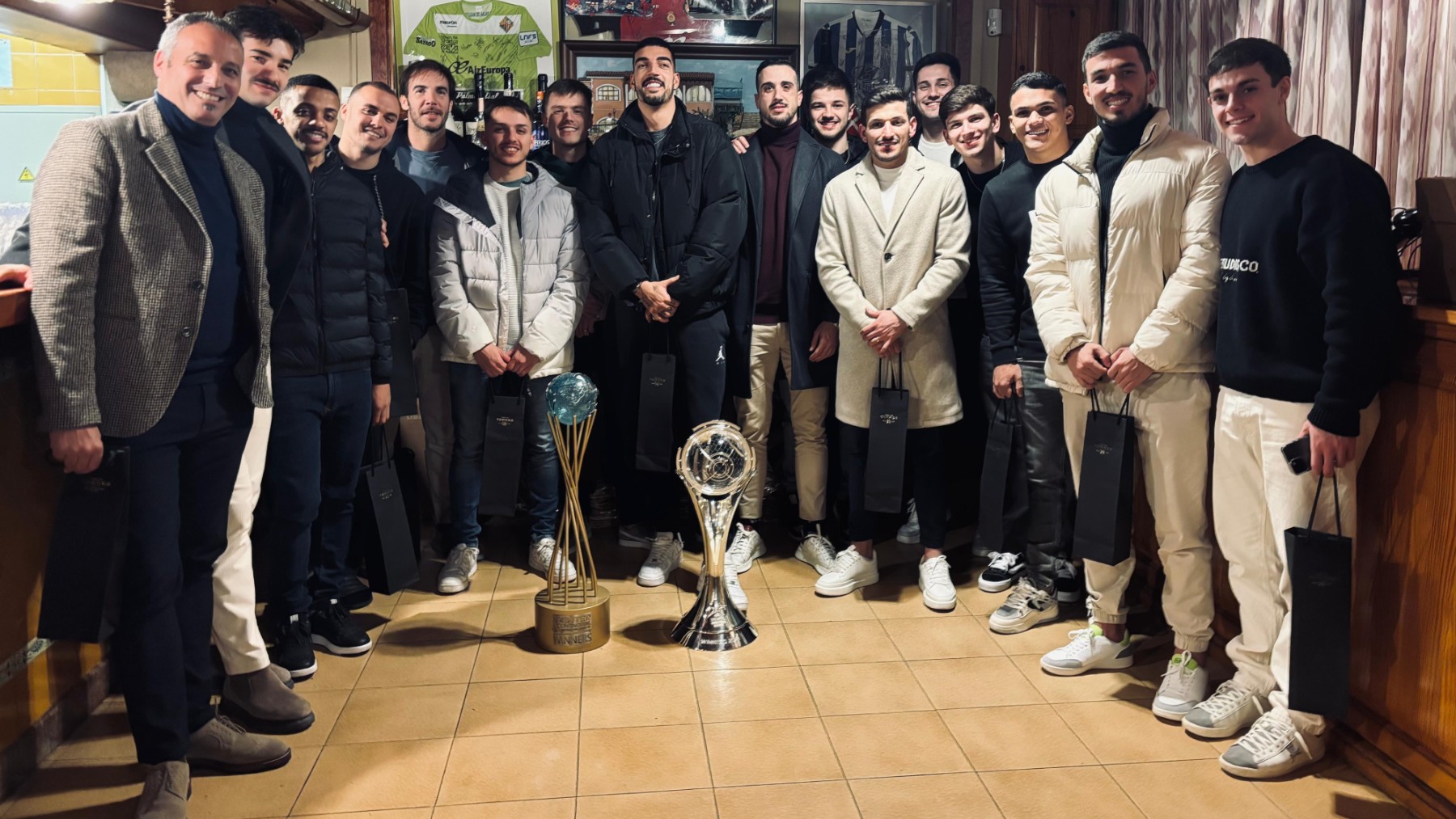 La plantilla, en la cena oficial en Can Pedro