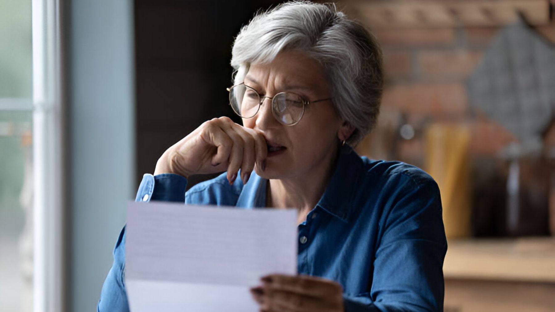 Mujer leyendo una carta.
