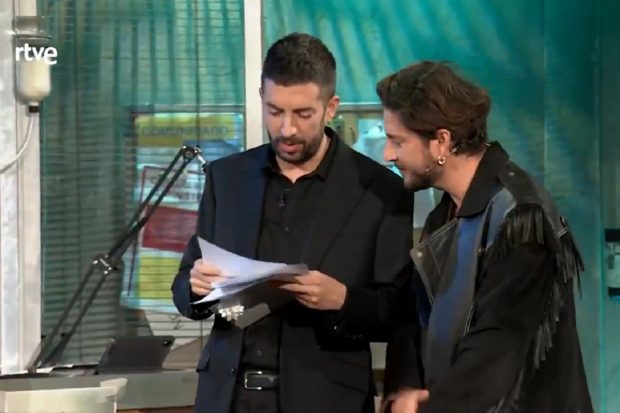 David Broncano y Manuel Carrasco durante su entrevista en La Revuelta (RTVE).