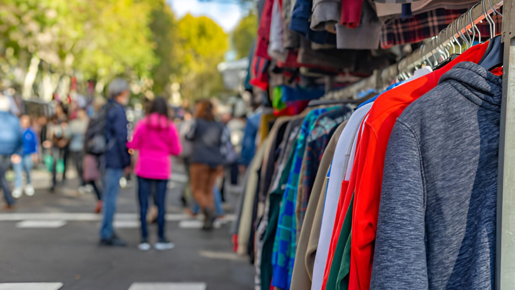 Primer plano de ropa en un mercadillo.