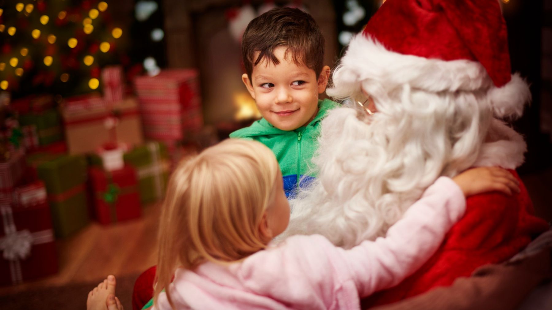 Niños con Papá Noel. Foto: Freepik