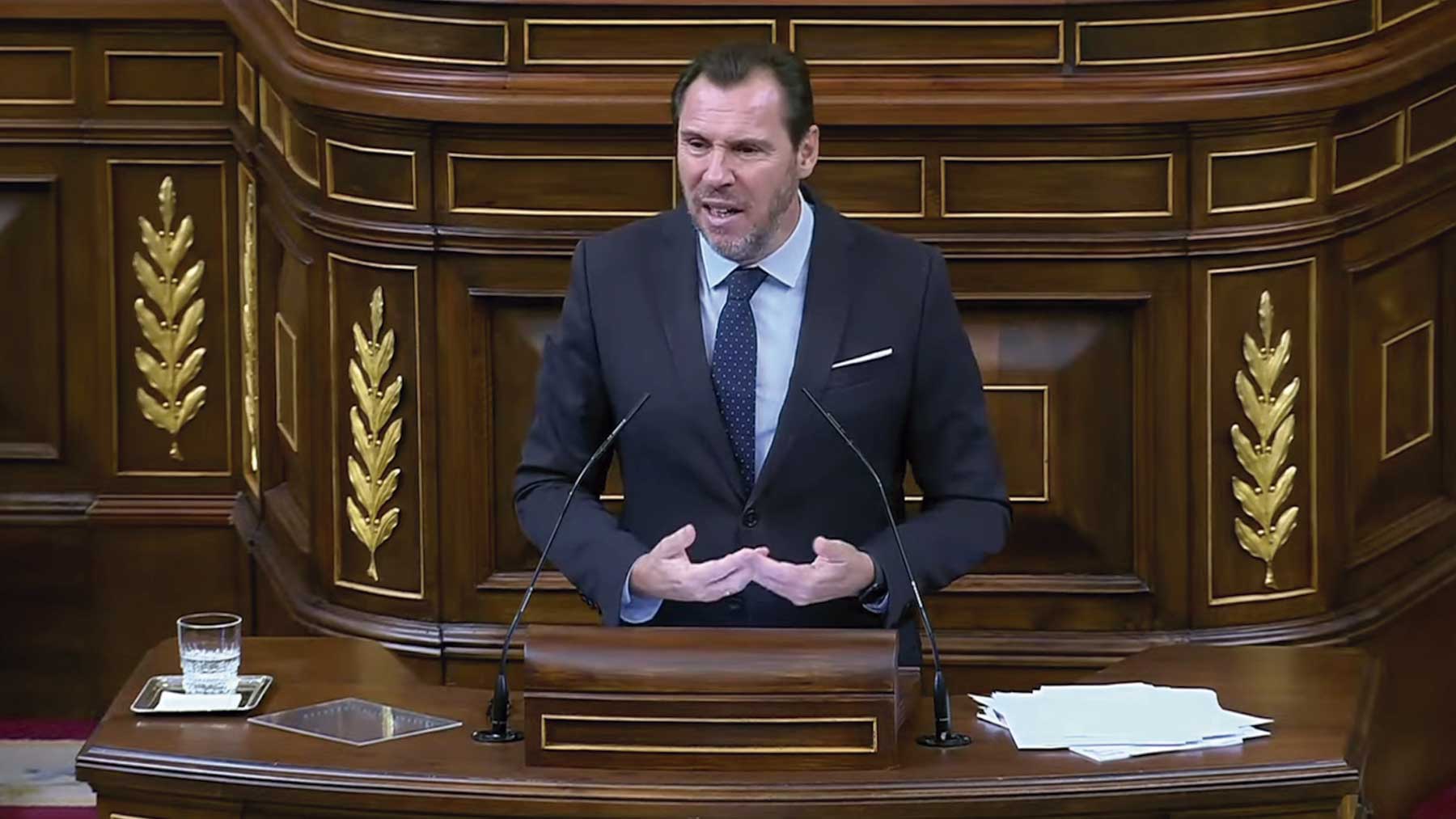 Óscar Puente en la tribuna del Congreso.