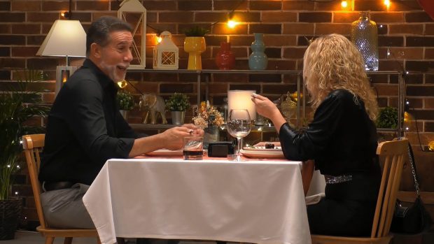 Raúl y María José, dos solteros durante su cita en First Dates (Mediaset).