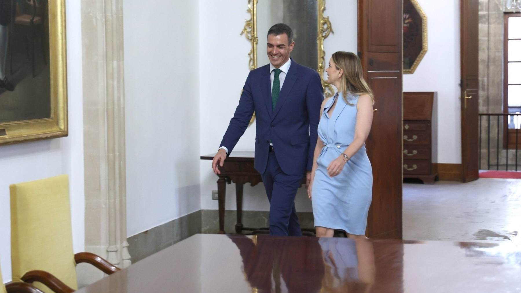 El presidente Pedro Sánchez, y la presidenta balear, Marga Prohens, este verano en Palma.