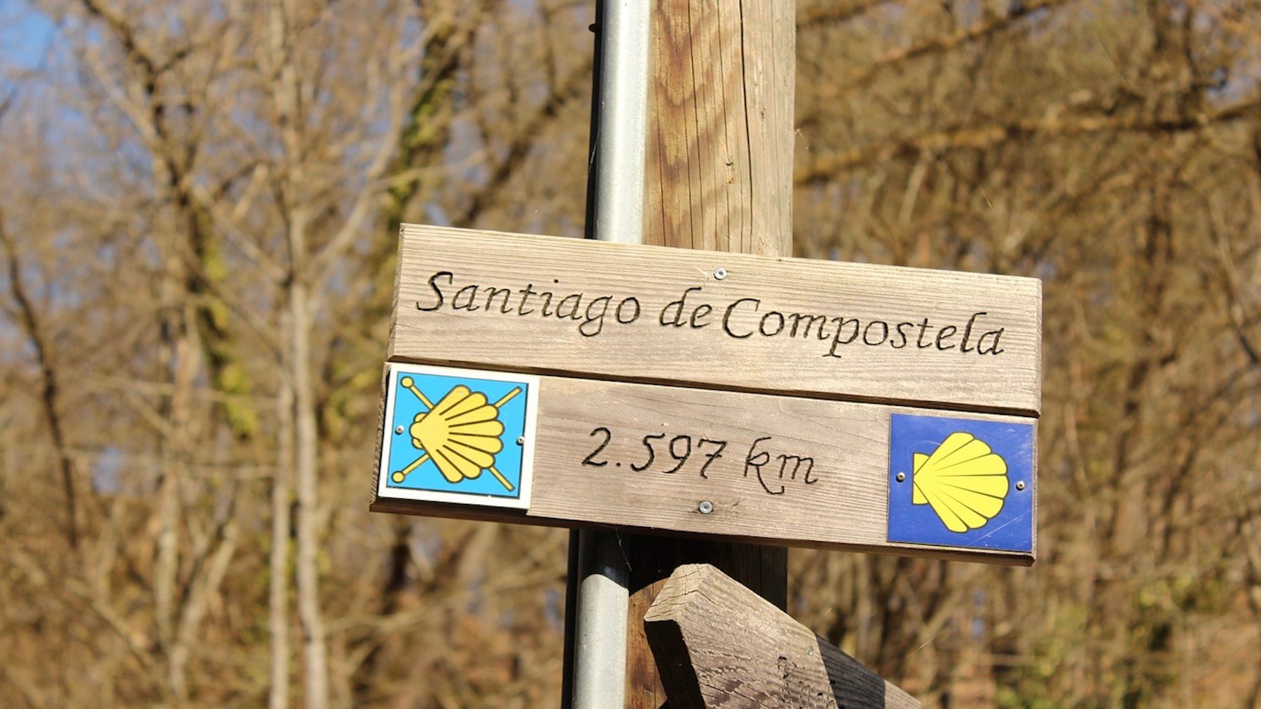 Señal de Santiago de Compostela. Foto: Pexels.
