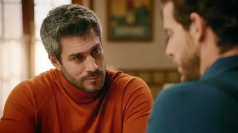 Andrés se confiesa con Luis en 'Sueños de libertad'. (Atresmedia)