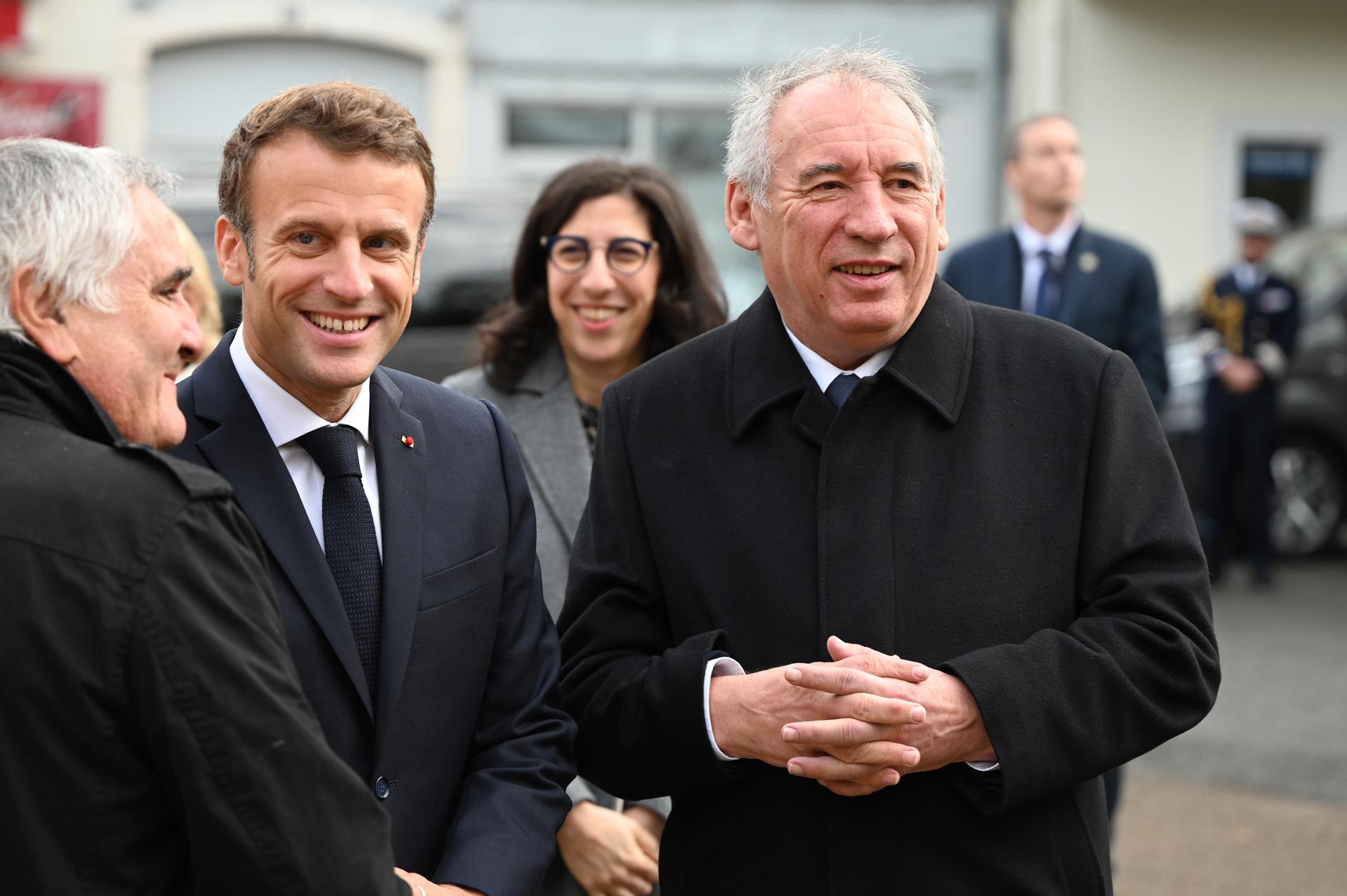 Macron y François Bayrou, nuevo primer ministro de Francia. (FOTO: EFE)