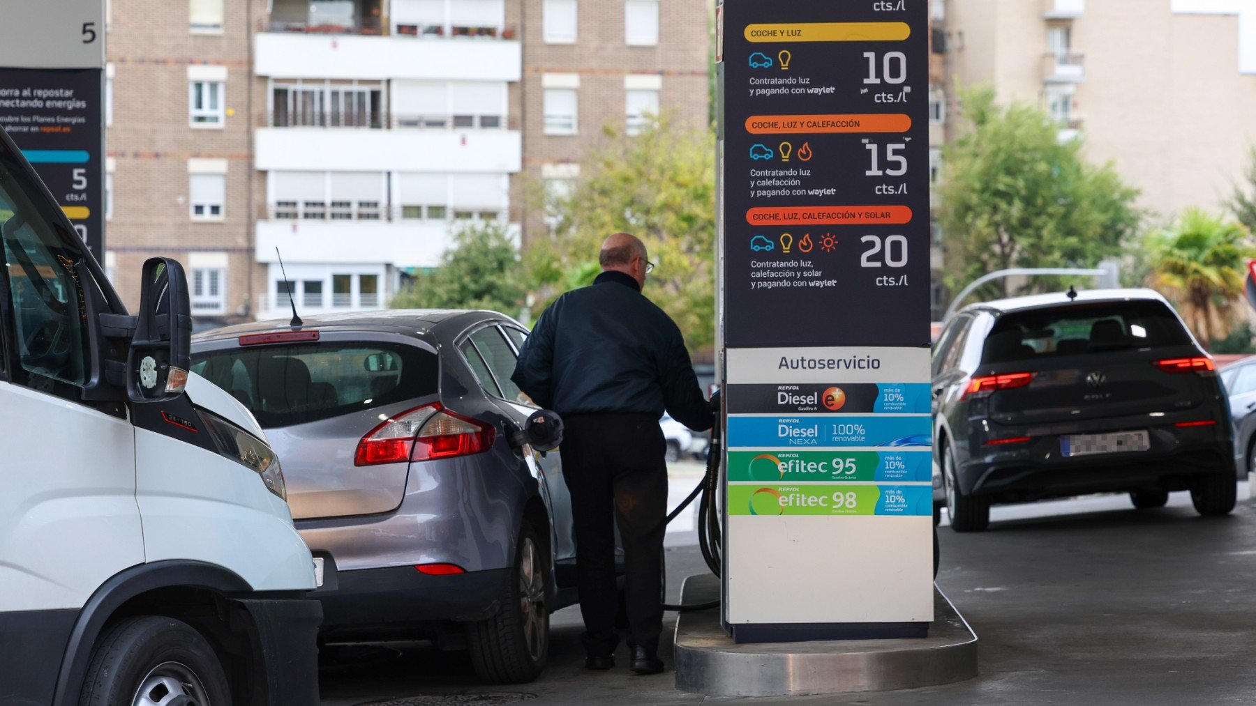 Un hombre reposta gasolina. (EP)