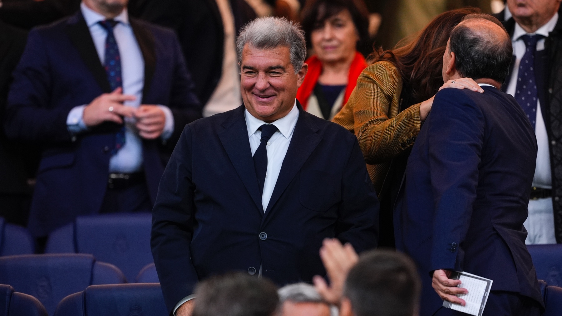 Joan Laporta sonriente en un palco. (EP)