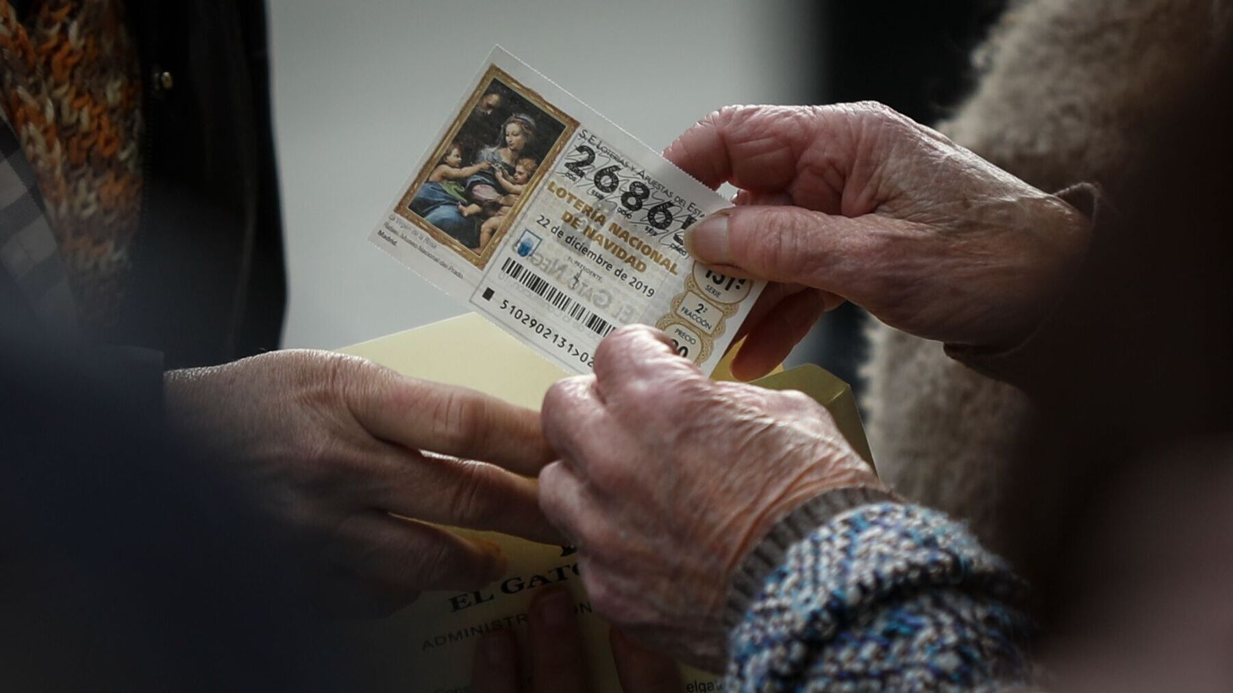 Manos sujetan un décimo. Foto: RTVE.