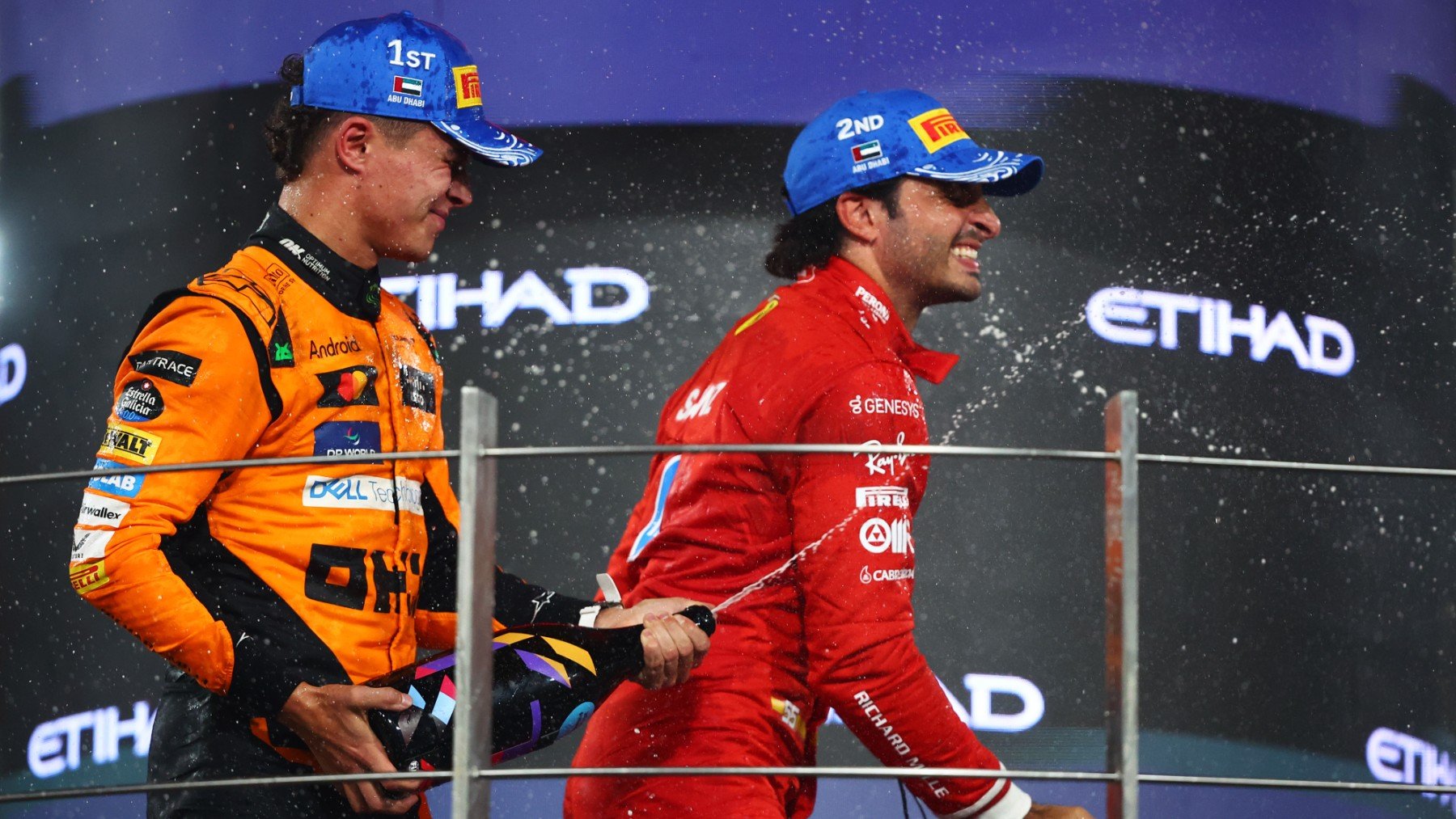 Norris y Sainz durante el podio del GP de Abu Dabi. (Getty)