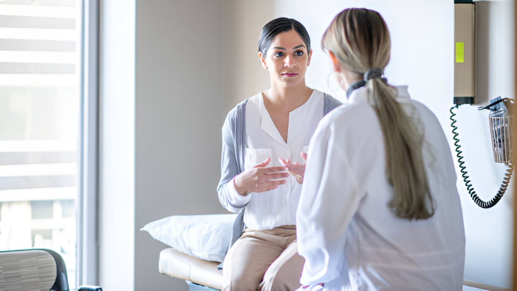 Mujer hablando con una doctora.