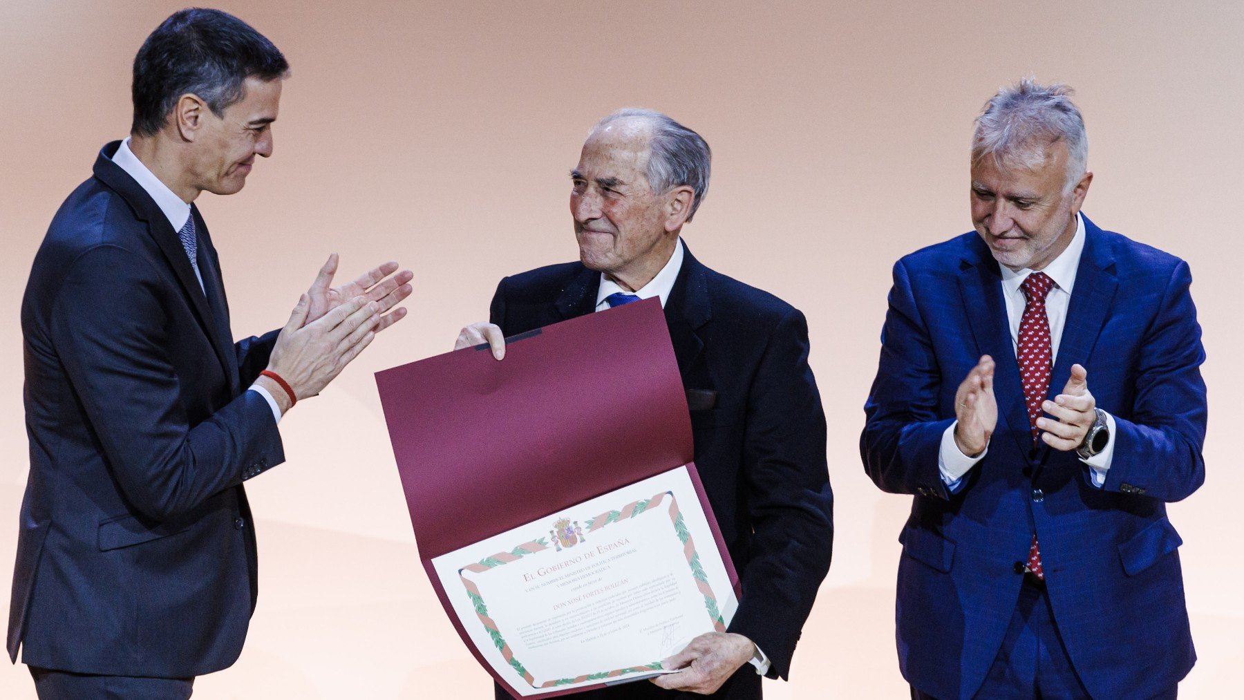 Sánchez entrega el diploma a Xosé Fortes. (Foto: EP)