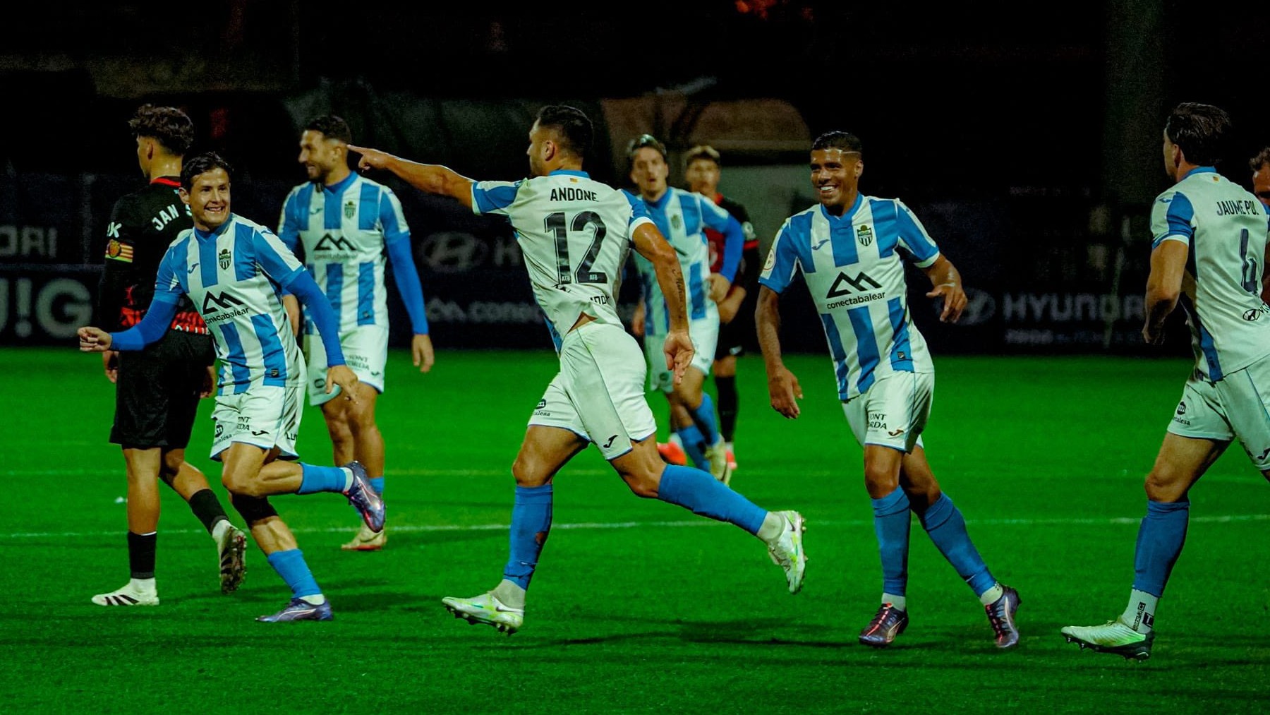 Andone celebra uno de sus dos goles.