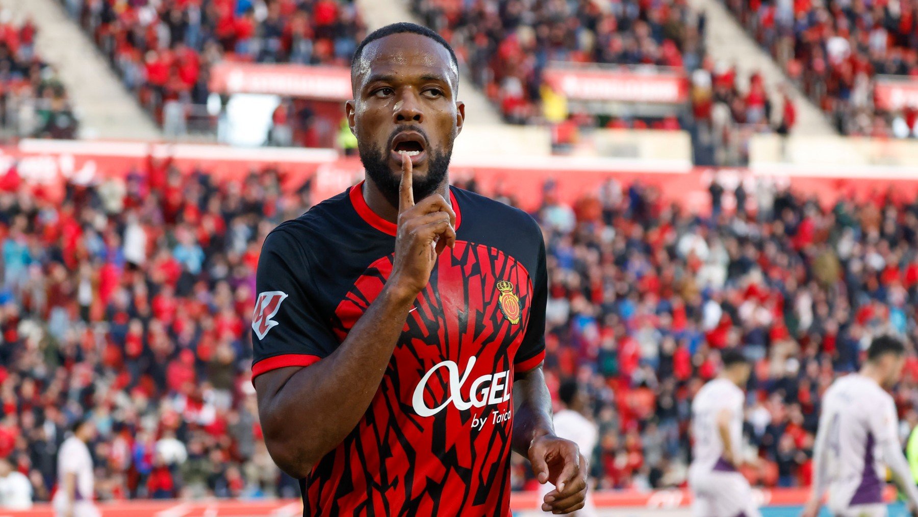 Larin, celebrando su primer gol.