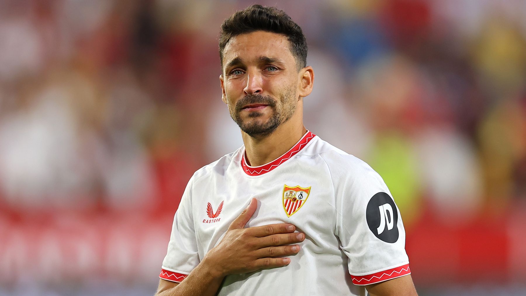 Jesús Navas se señala el escudo del Sevilla. (Getty)