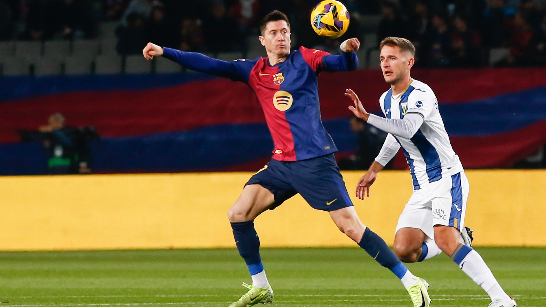 Lewandowski disputa un balón ante el Leganés. (EFE)