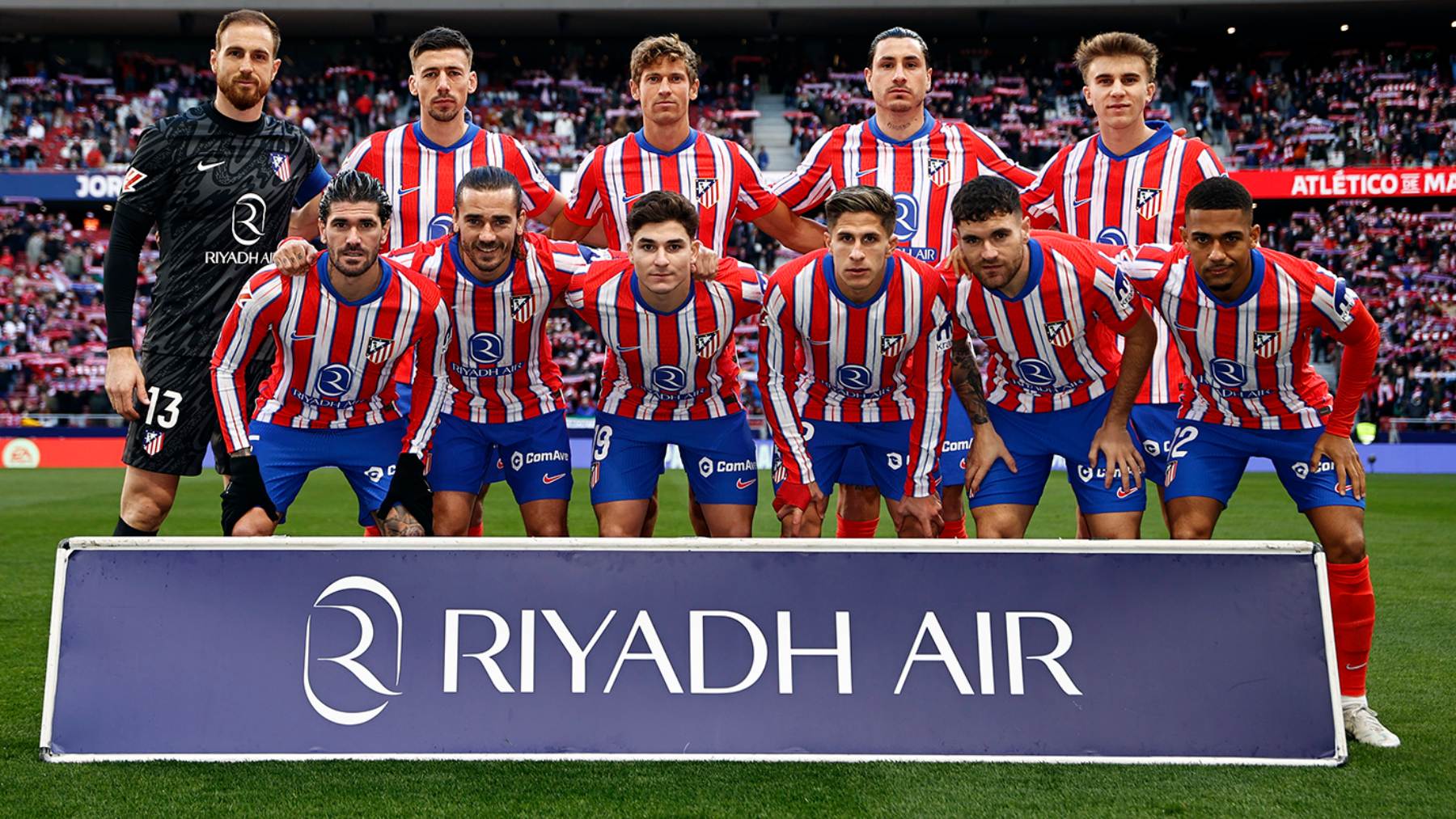 El Atlético, formado antes del partido ante el Getafe.