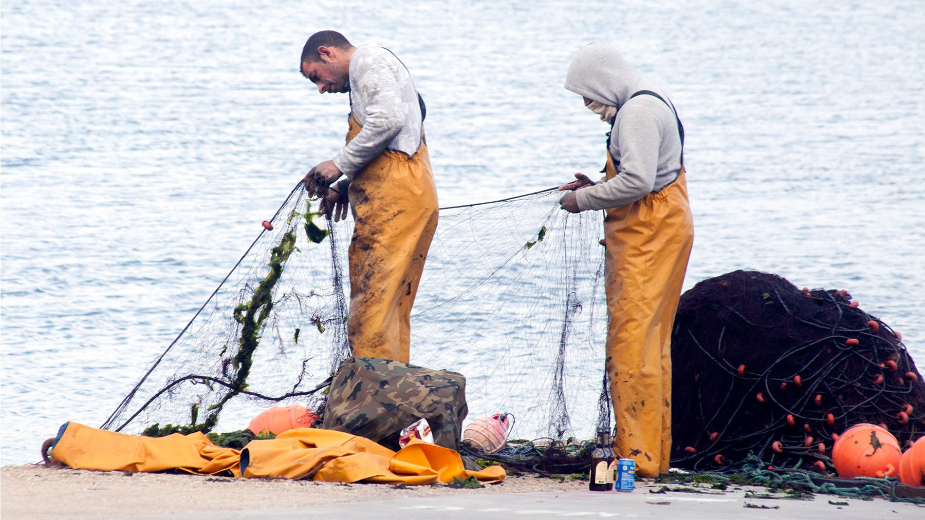 Unos pescadores trabajando con redes.