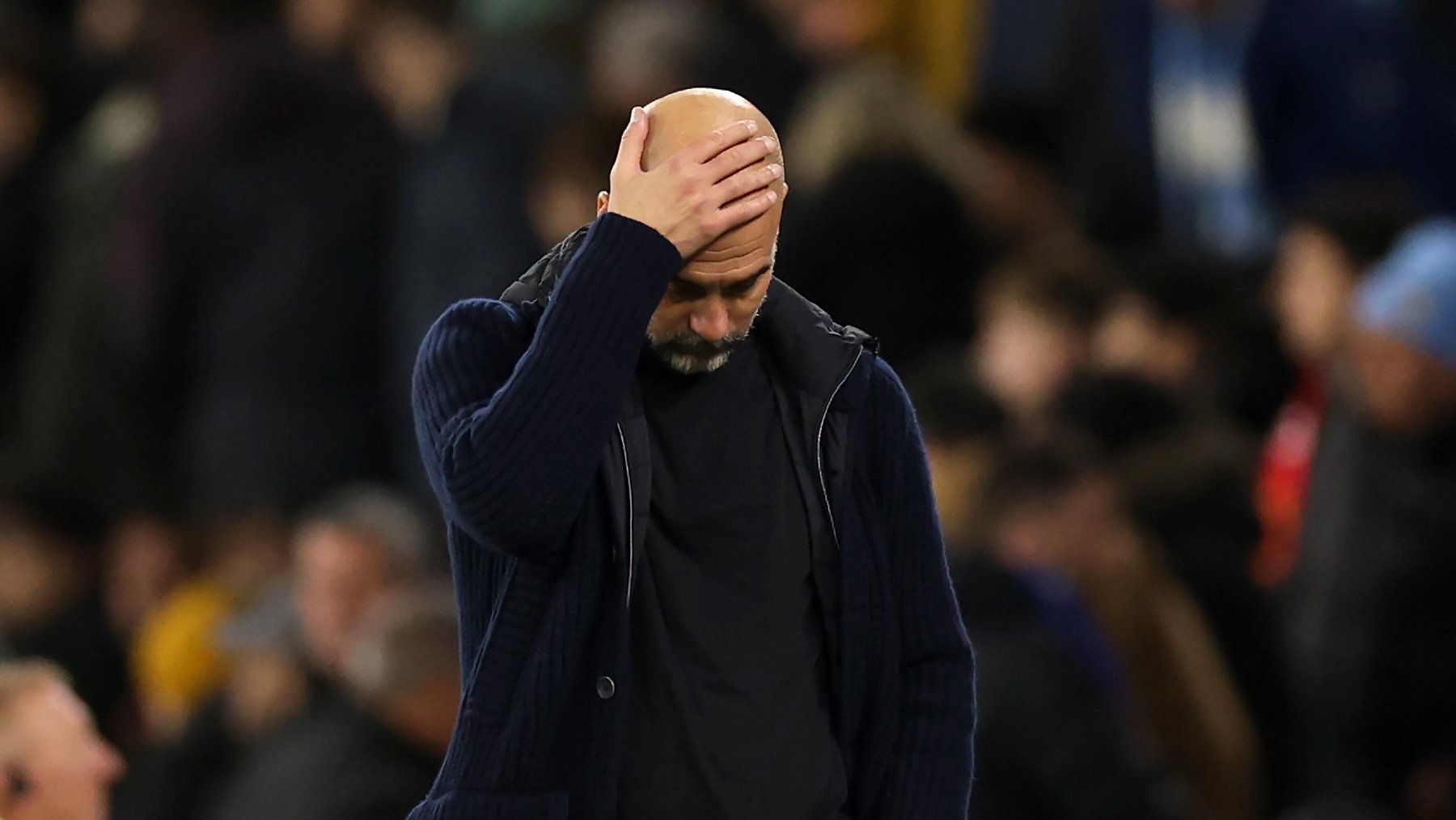 Guardiola se lamenta tras una nueva derrota. (Getty)