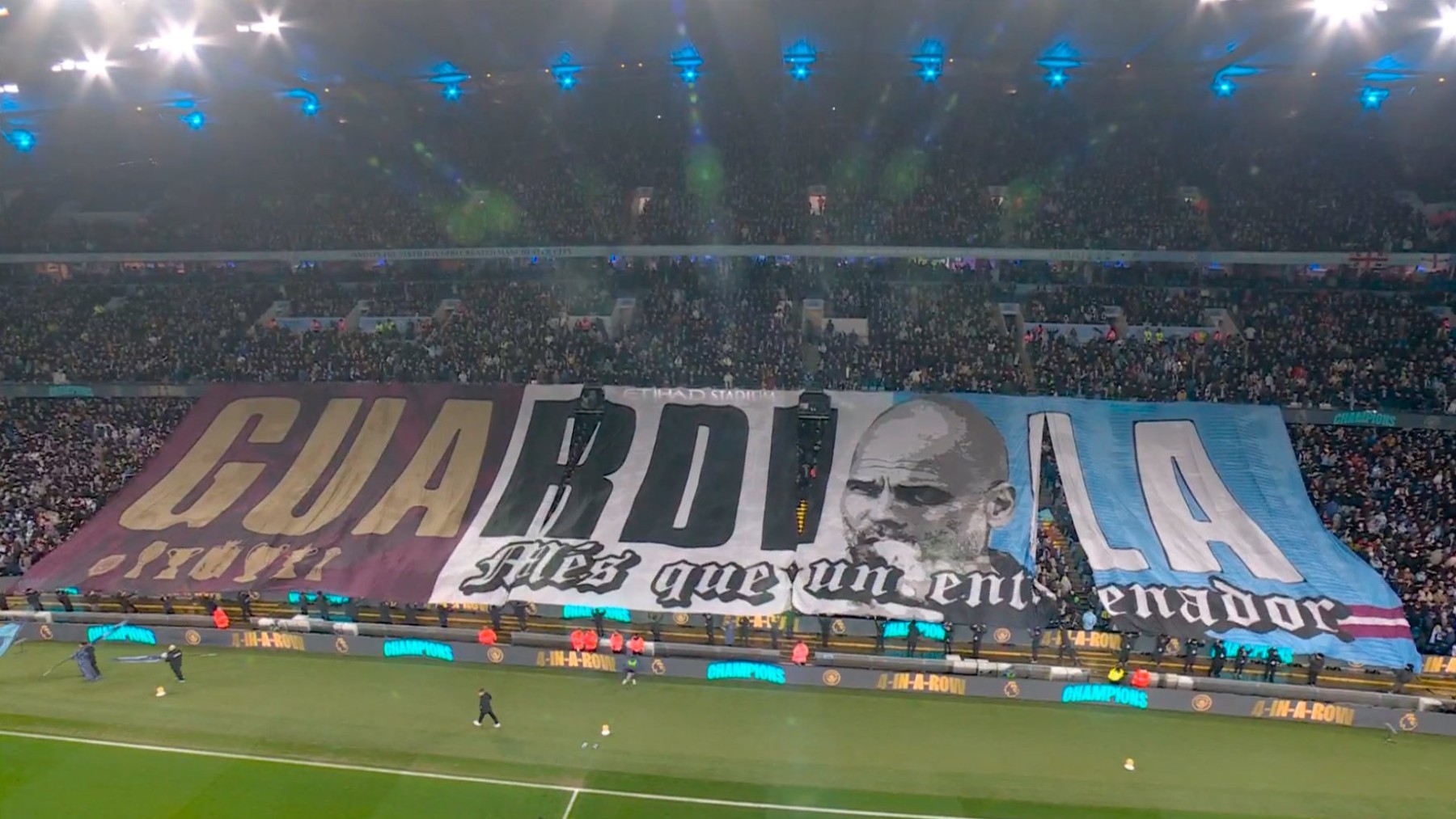 Tifo sobre Guardiola por parte de la afición del Manchester City. (Premier League)