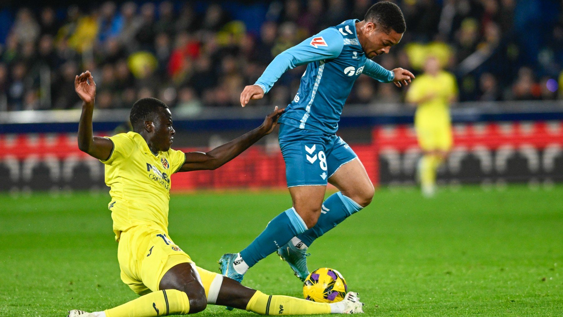 Pape Gueye, con Vitor Roque, durante el Villarreal-Betis. (EFE)