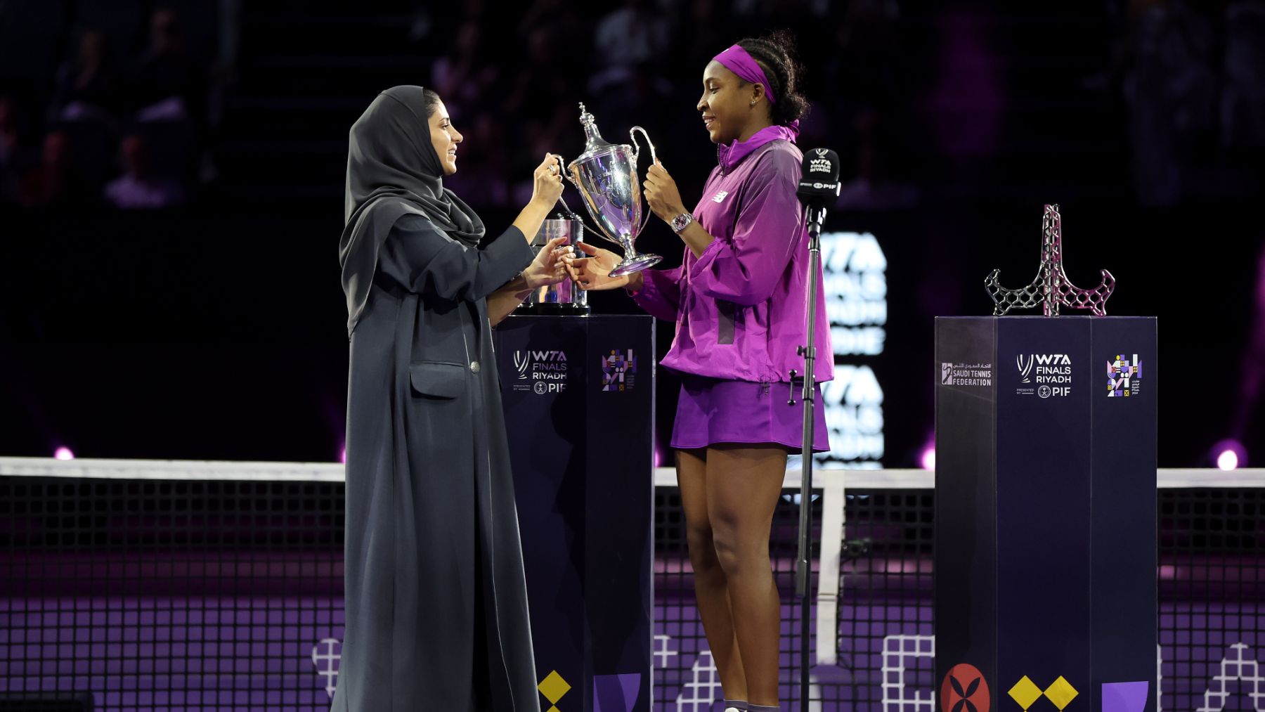 Coco Gauff recibe el trofeo de las WTA Finals disputadas en Riad. (Getty)